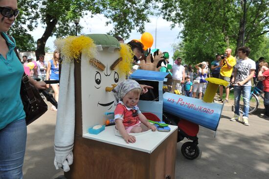 Parade of prams in Gorky Park