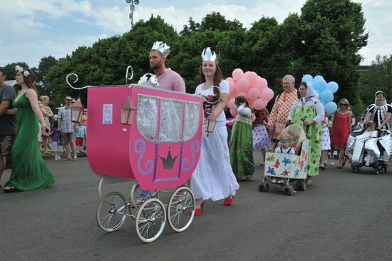 Parade of prams in Gorky Park