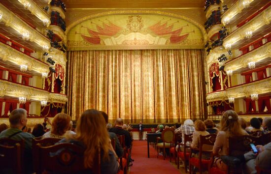 Displaying curtains in Bolshoi Theatre