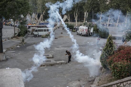 Protesters clash with police in Turkey