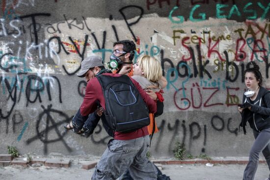 Protesters clash with police in Turkey