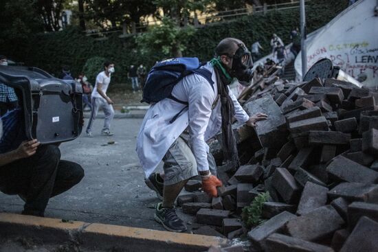 Protesters clash with police in Turkey
