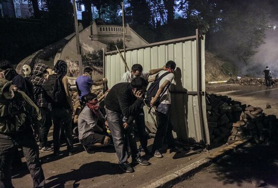 Protesters clash with police in Turkey