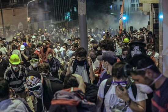 Protesters clash with police in Turkey