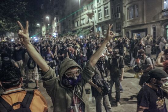 Protesters clash with police in Turkey