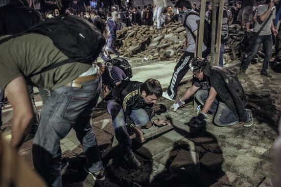 Protesters clash with police in Turkey