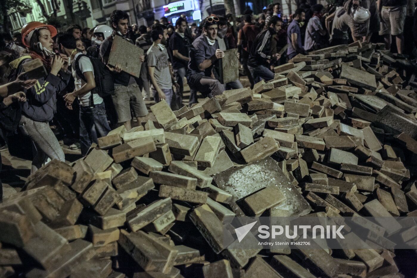 Protesters clash with police in Turkey