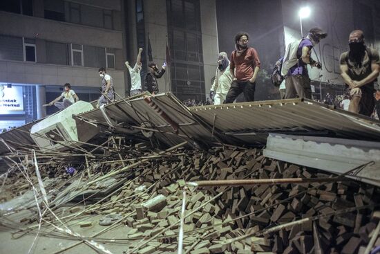 Protesters clash with police in Turkey
