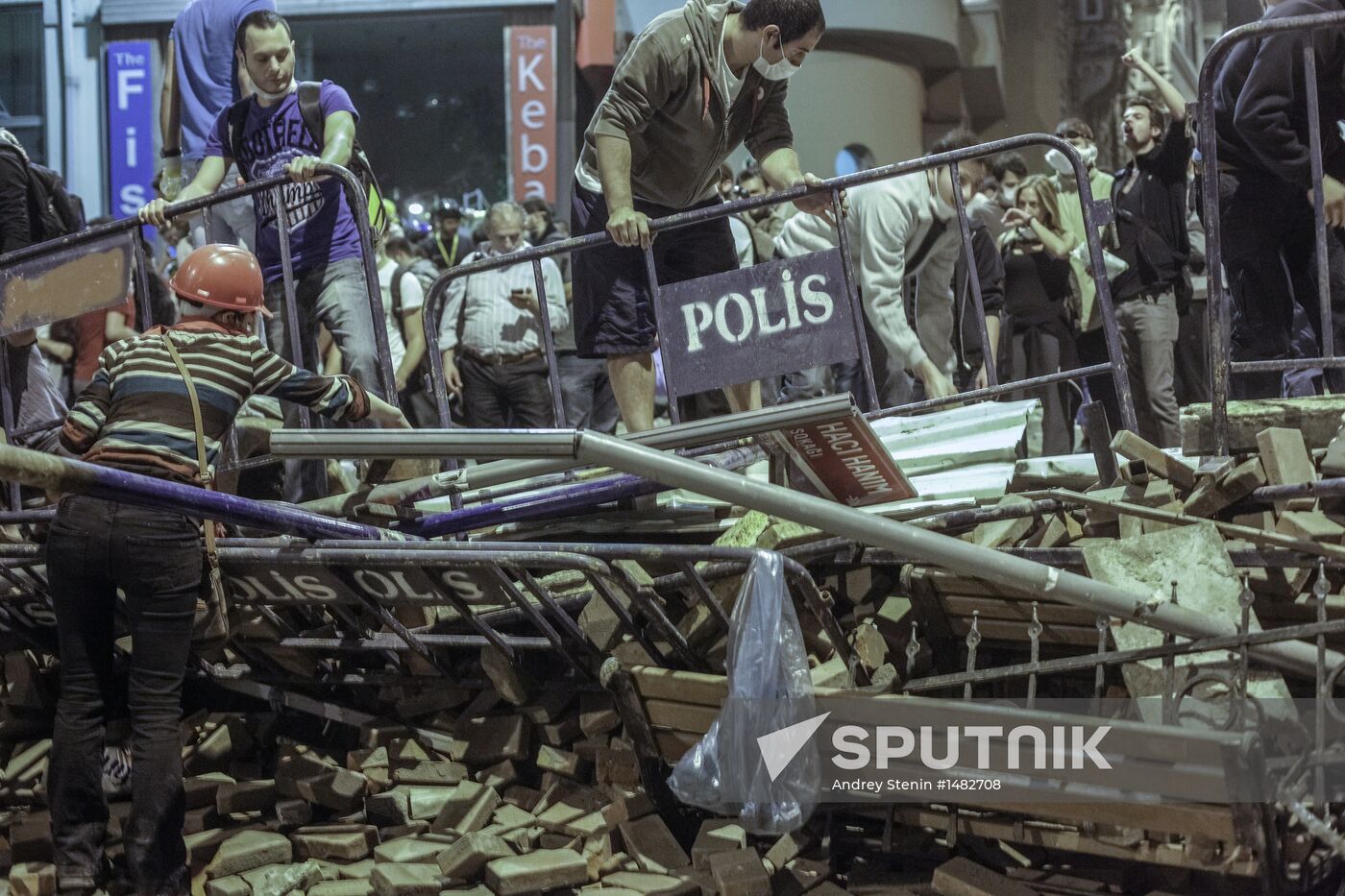 Protesters clash with police in Turkey