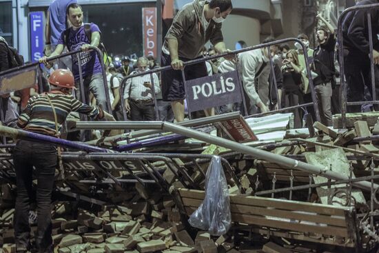 Protesters clash with police in Turkey