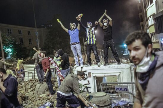 Protesters clash with police in Turkey