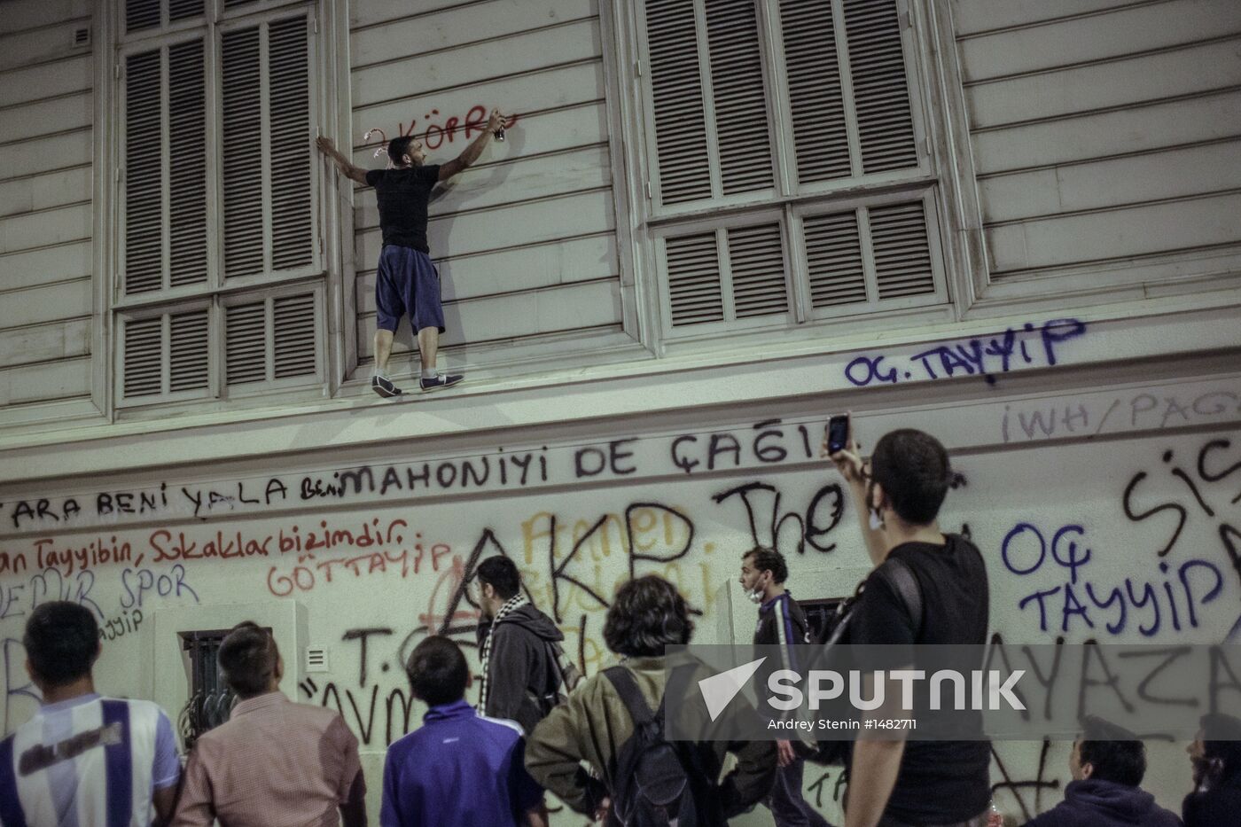 Protesters clash with police in Turkey