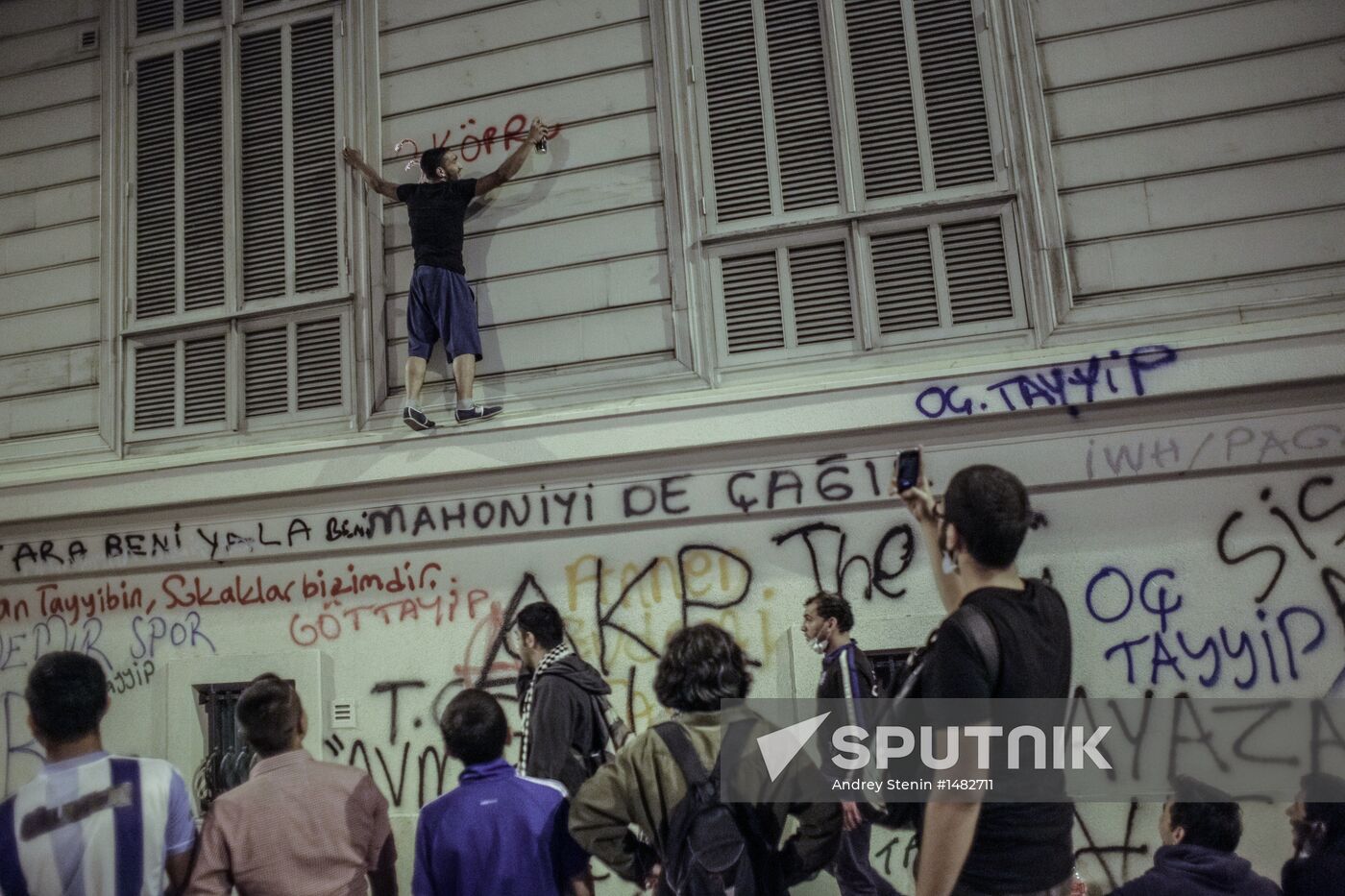 Protesters clash with police in Turkey