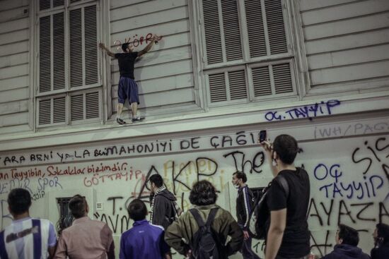 Protesters clash with police in Turkey