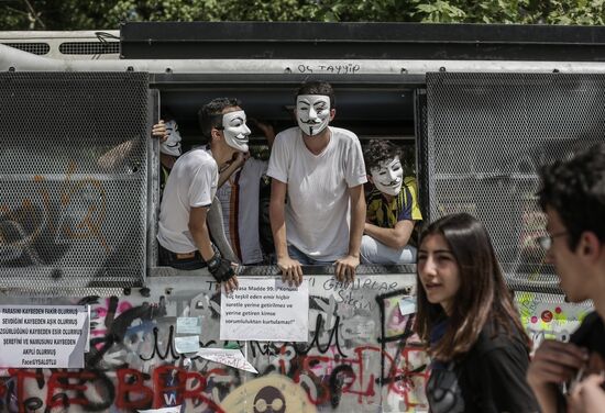 Protesters clash with police in Turkey