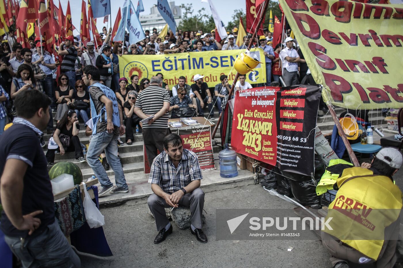 Protesters clash with police in Turkey