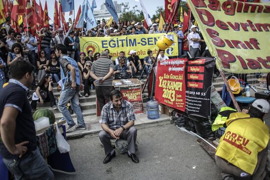 Protesters clash with police in Turkey