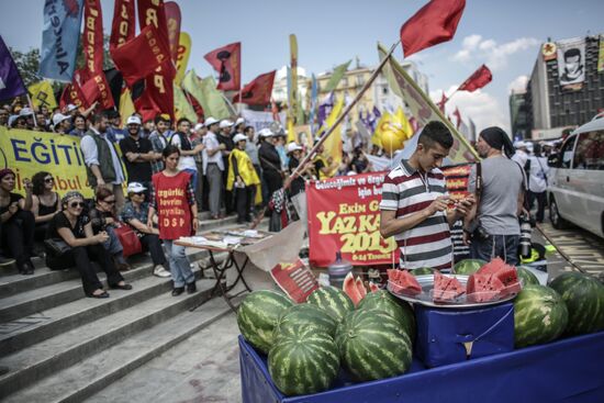 Protesters clash with police in Turkey