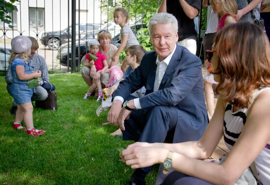 Sergei Sobyanin inspects improvement work in Bauman Garden