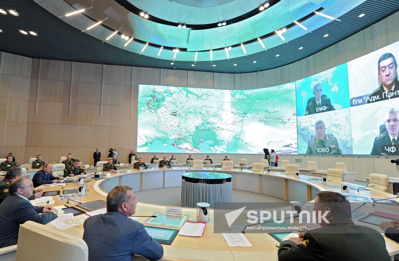 Vladimir Putin visits main command center, Russian armed forces