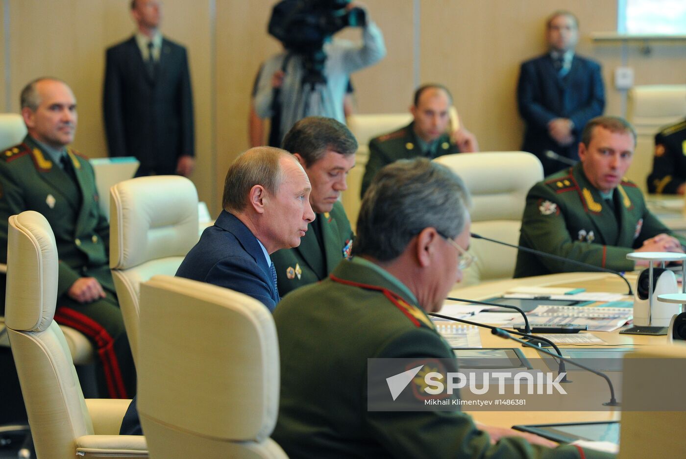 Vladimir Putin visits main command center, Russian armed forces