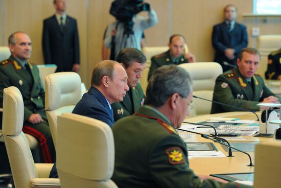 Vladimir Putin visits main command center, Russian armed forces