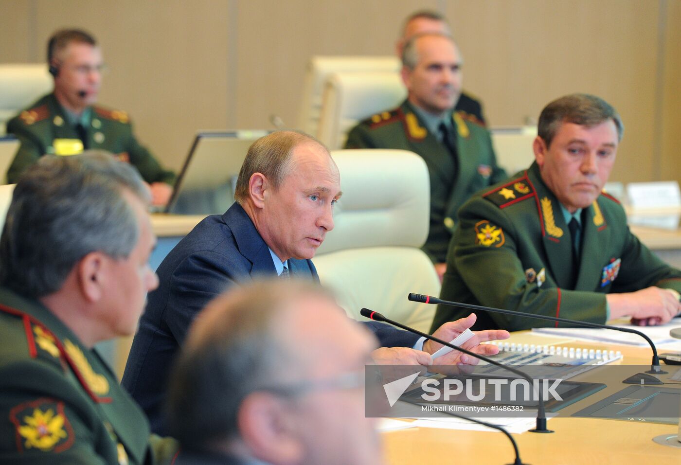 Vladimir Putin visits main command center, Russian armed forces