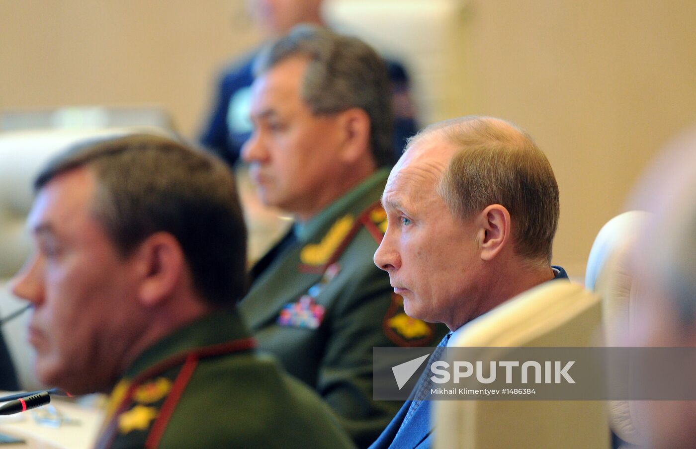 Vladimir Putin visits main command center, Russian armed forces