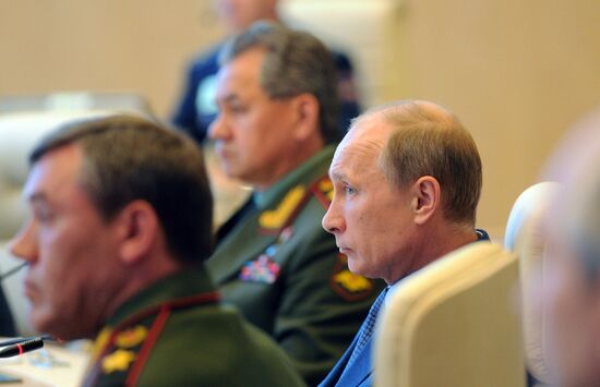 Vladimir Putin visits main command center, Russian armed forces