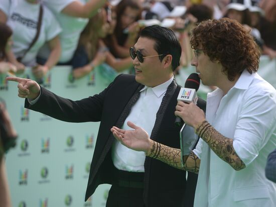 11th popular music awards Muz-TV 2013