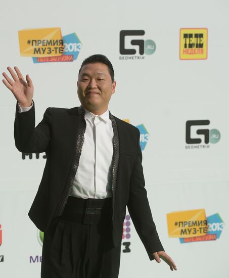 11th popular music awards Muz-TV 2013