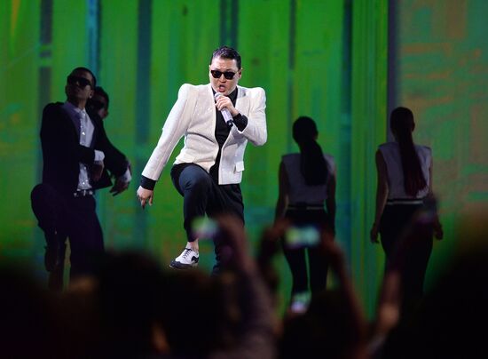 11th popular music awards Muz-TV 2013