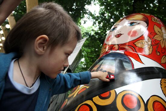 Art exhibition of Russian dolls Buckle Up, Country