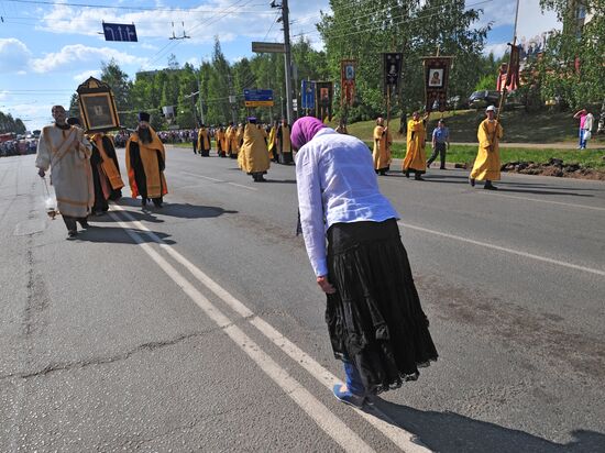 Velikaya River religious procession in Kirov Region