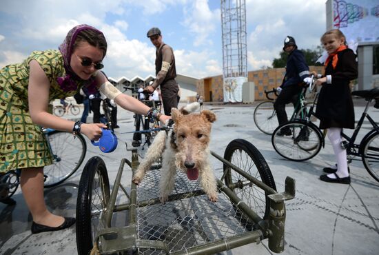 Vintage bike ride in Moscow's Sokolniki