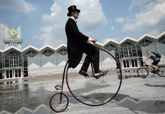 Vintage bike ride in Moscow's Sokolniki