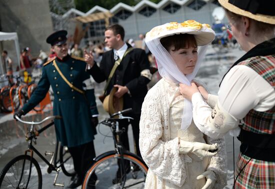 Vintage bike ride in Moscow's Sokolniki