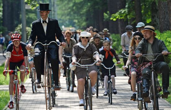 Vintage bike ride in Moscow's Sokolniki