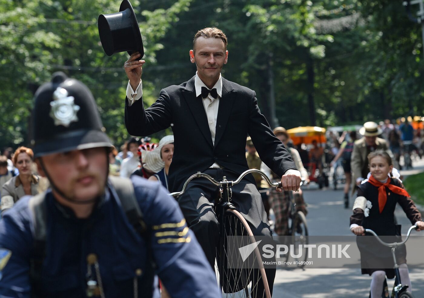 Vintage bike ride in Moscow's Sokolniki