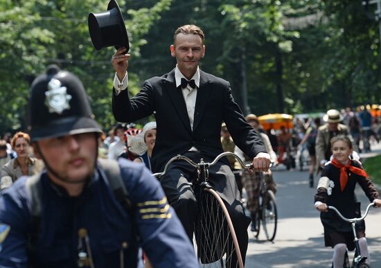 Vintage bike ride in Moscow's Sokolniki