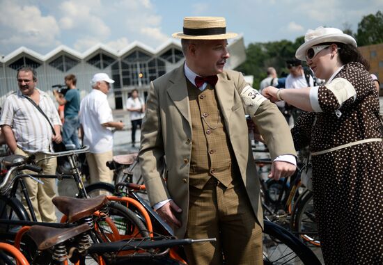 Vintage bike ride in Moscow's Sokolniki