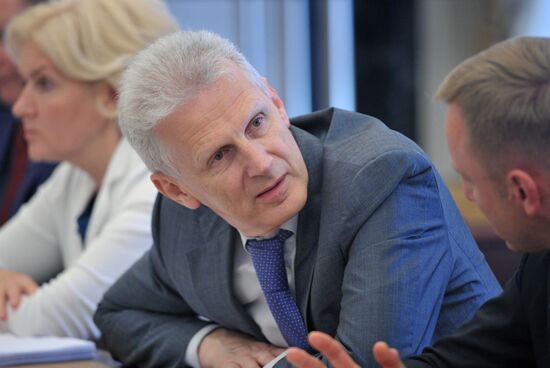V.Putin holds meeting on economic issues in Kremlin