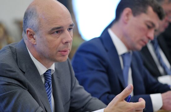 V.Putin holds meeting on economic issues in Kremlin