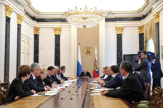 V.Putin holds meeting on economic issues in Kremlin