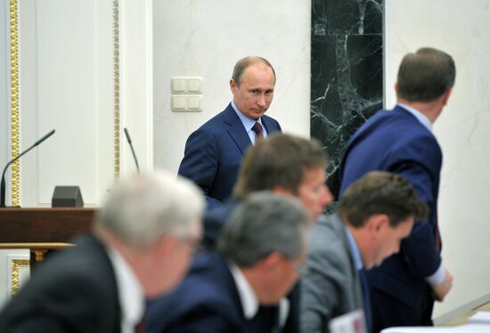 V.Putin holds meeting on ministries' action plans