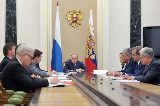 V.Putin holds meeting on ministries' action plans