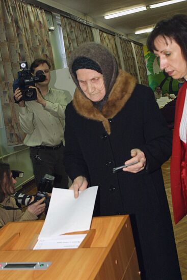 ELECTIONS POLLING STATION VOTER 