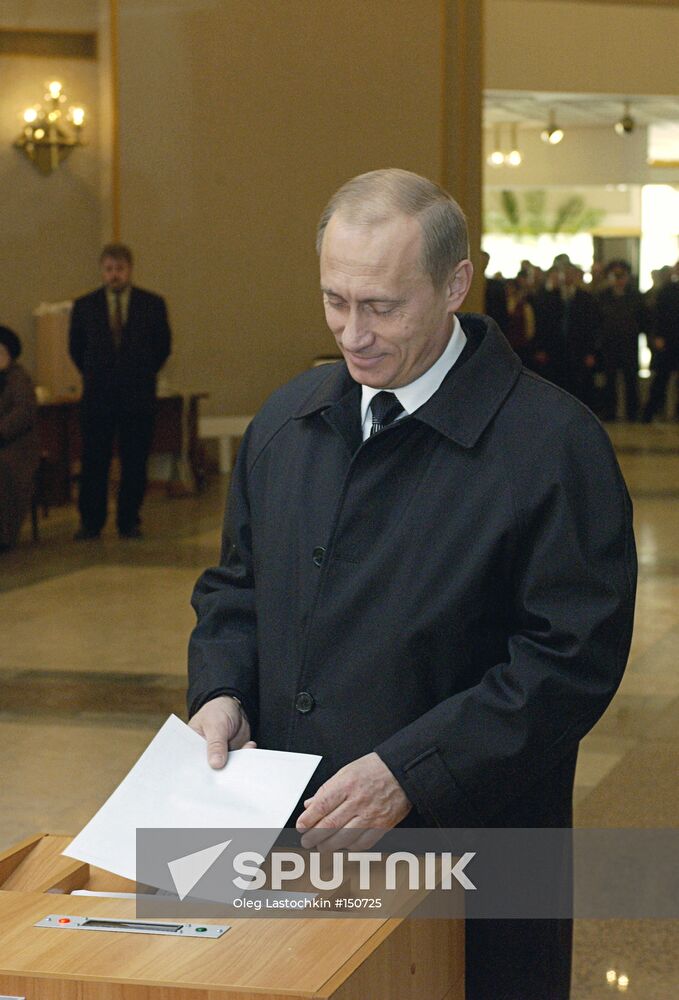 PUTIN ELECTIONS POLLING STATION VOTING