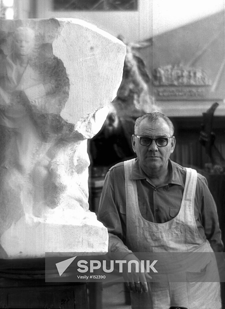 YEVGENY VUCHETICH SCULPTOR
