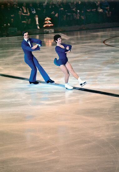 PAKHOMOVA GORSHKOV FIGURE SKATERS PERFORMANCE
